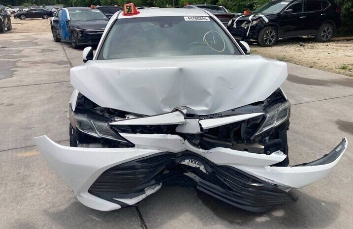 
								Salvaged Cars 2020 Toyota Camry full									