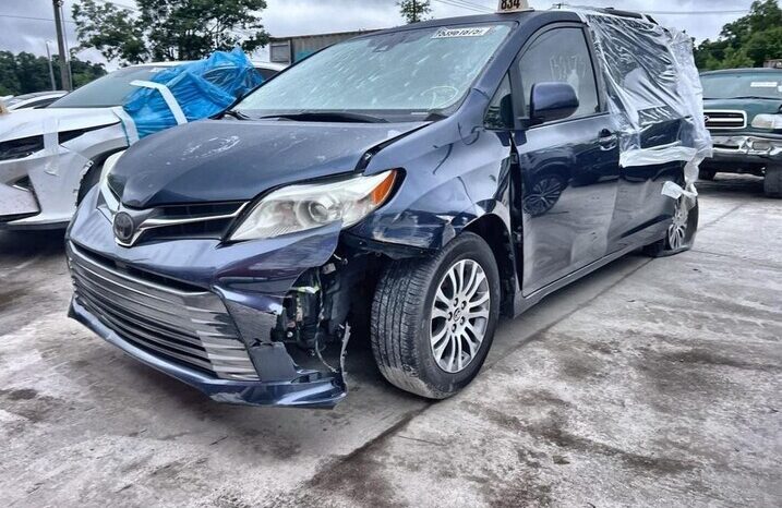 
								Salvaged Cars 2020 Toyota Sienna full									
