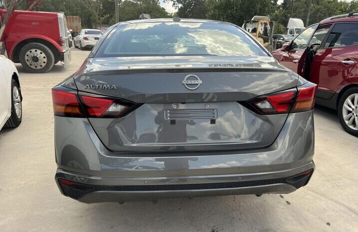 
								Salvaged Cars 2025 Nissan Altima full									