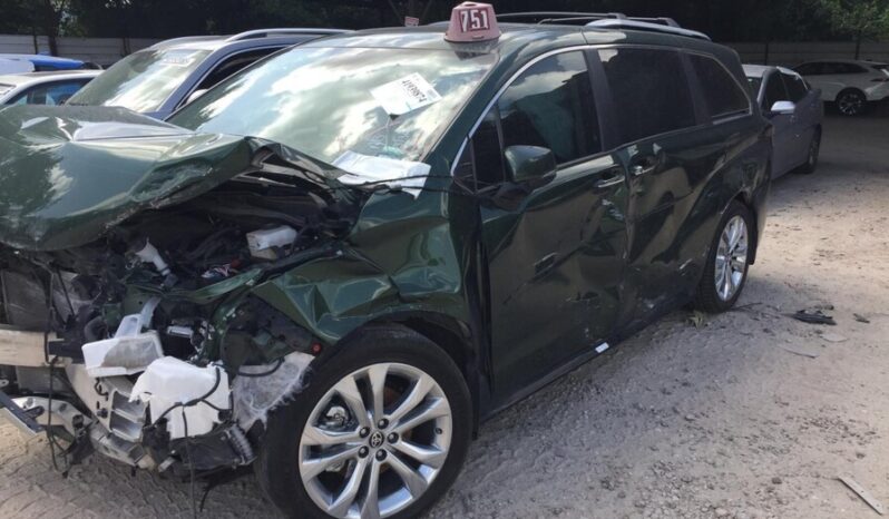 
								Salvaged Cars 2023 Toyota Sienna full									