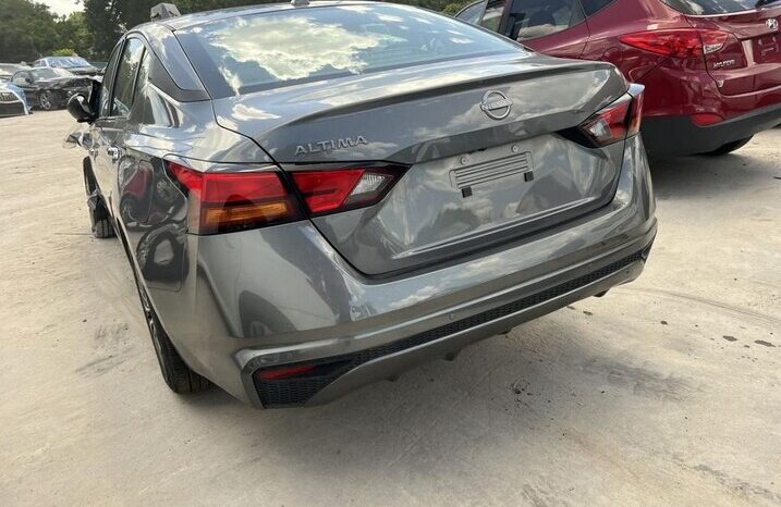 
								Salvaged Cars 2025 Nissan Altima full									