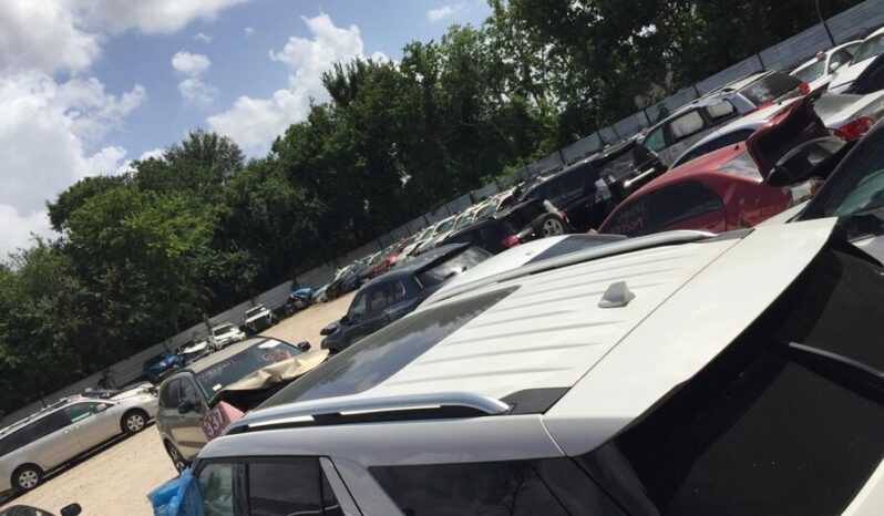 
								Salvaged Cars 2021 Ford Explorer full									
