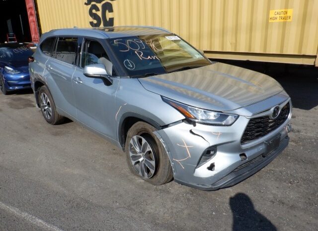 
								Salvaged Cars 2020 Toyota Highlander full									