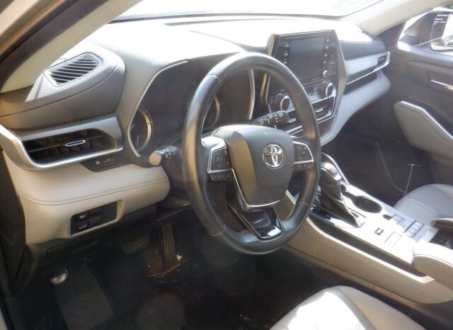 
								Salvaged Cars 2020 Toyota Highlander full									