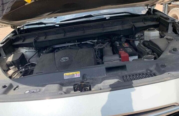 
								Salvaged Cars 2020 Toyota Highlander full									