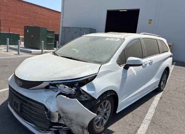 
								Salvaged Cars 2023 Toyota Sienna full									