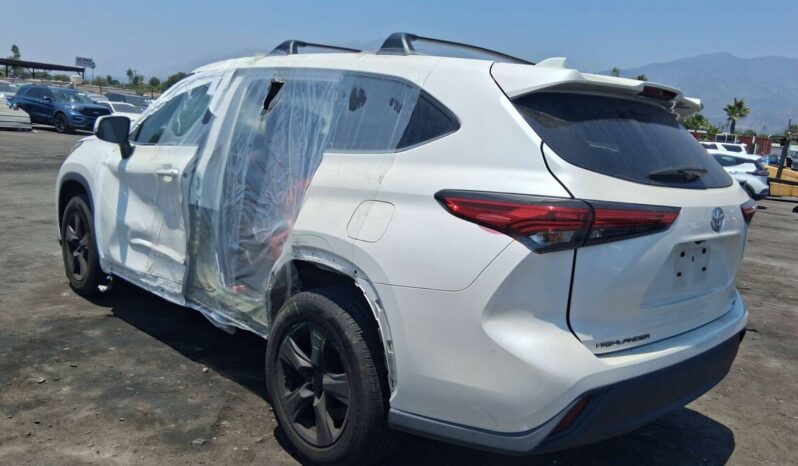 
								Salvaged Cars 2021 Toyota Highlander full									