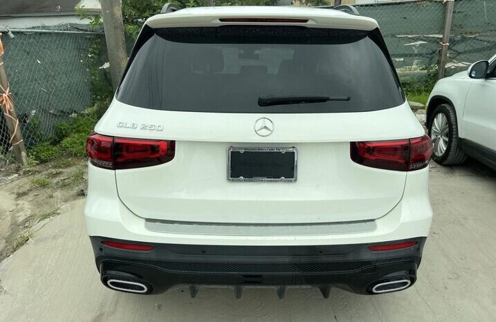 
								Salvaged Cars 2023 Mercedes-Benz GLB-Class full									