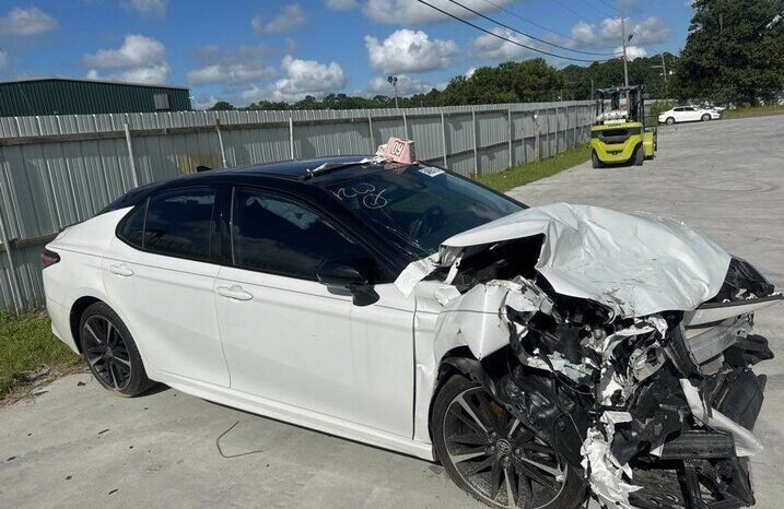 
								Salvaged Cars 2020 Toyota Camry full									