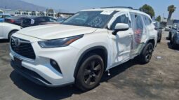 
										Salvaged Cars 2021 Toyota Highlander full									