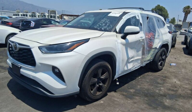 
								Salvaged Cars 2021 Toyota Highlander full									
