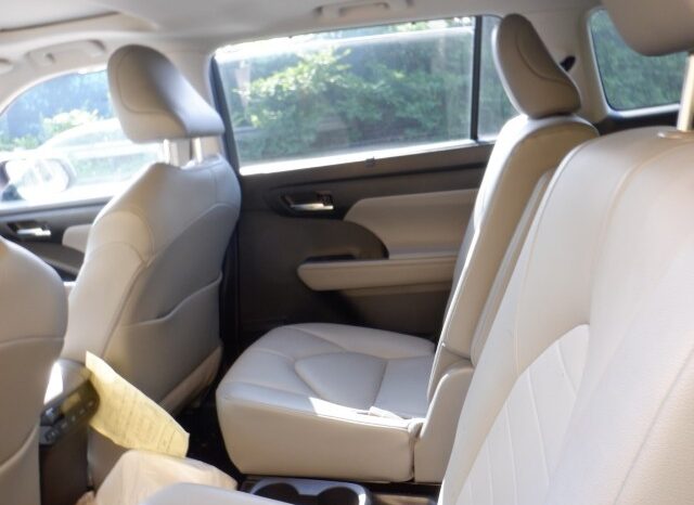
								Salvaged Cars 2020 Toyota Highlander full									