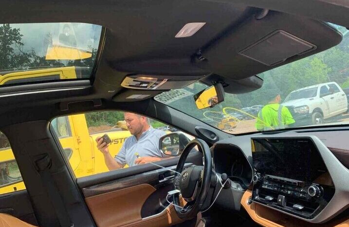 
								Salvaged Cars 2020 Toyota Highlander full									