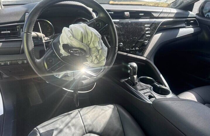
								Salvaged Cars 2020 Toyota Camry full									