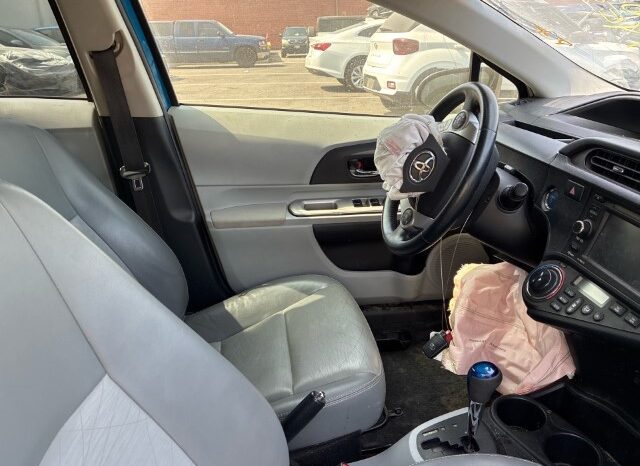 
								Salvaged Cars 2013 Toyota Prius C full									