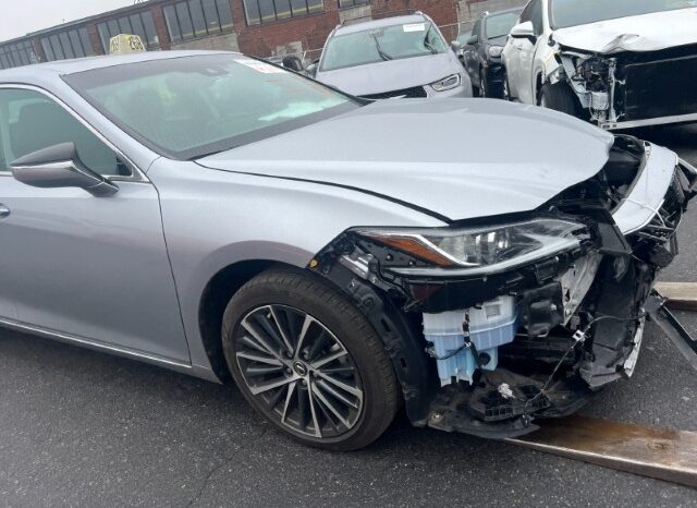 
								Salvaged Cars 2022 Lexus ES full									