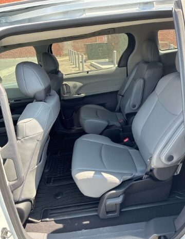 
								Salvaged Cars 2023 Toyota Sienna full									