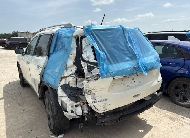 
								Salvaged Cars 2016 Nissan Rogue full									