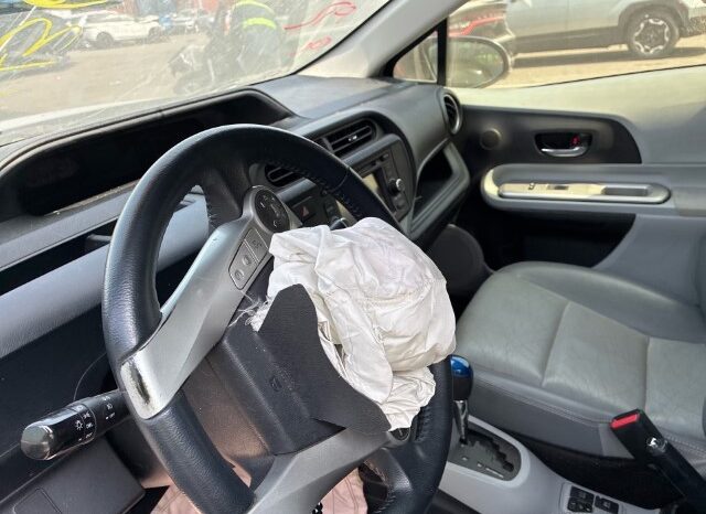 
								Salvaged Cars 2013 Toyota Prius C full									