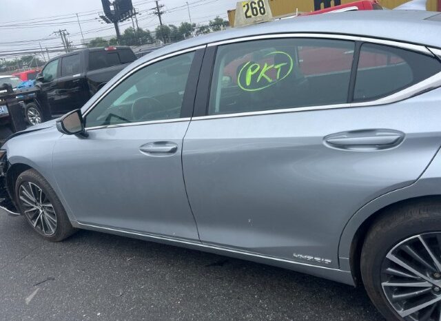 
								Salvaged Cars 2022 Lexus ES full									