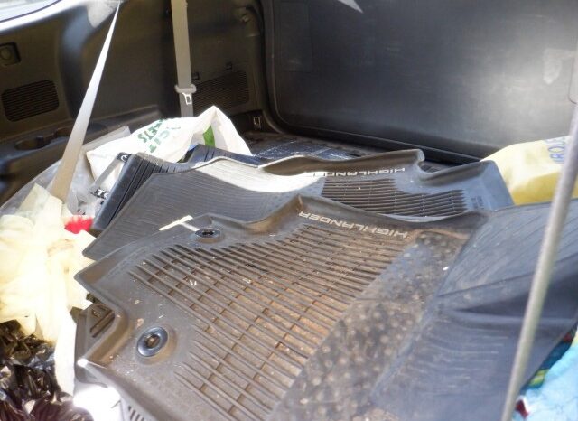 
								Salvaged Cars 2020 Toyota Highlander full									