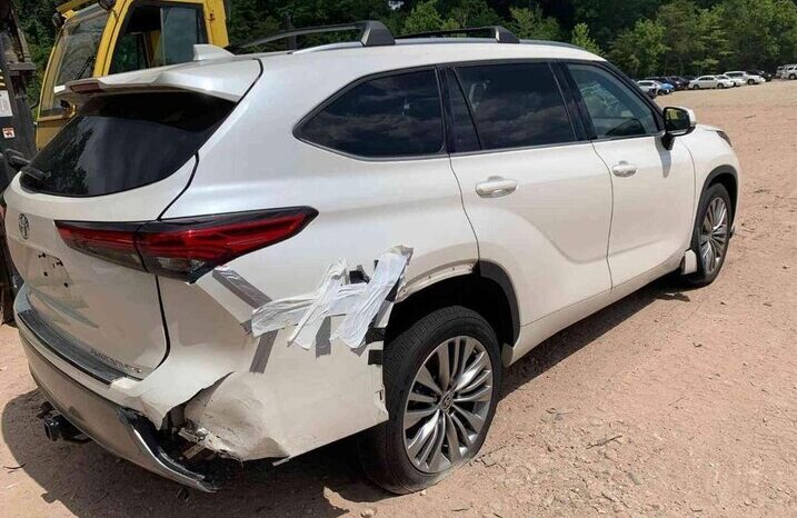 
								Salvaged Cars 2020 Toyota Highlander full									