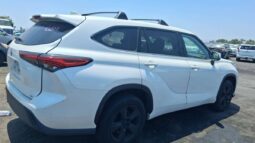 
										Salvaged Cars 2021 Toyota Highlander full									