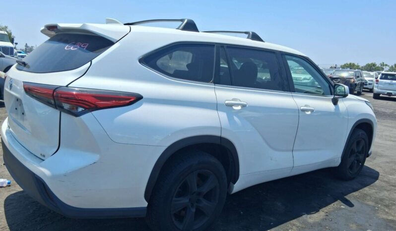 
								Salvaged Cars 2021 Toyota Highlander full									
