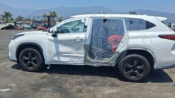 
										Salvaged Cars 2021 Toyota Highlander full									