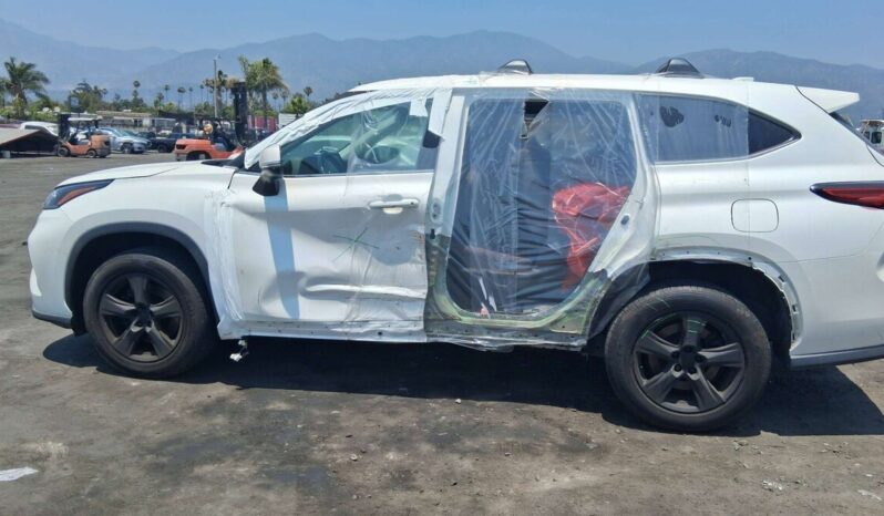 
								Salvaged Cars 2021 Toyota Highlander full									