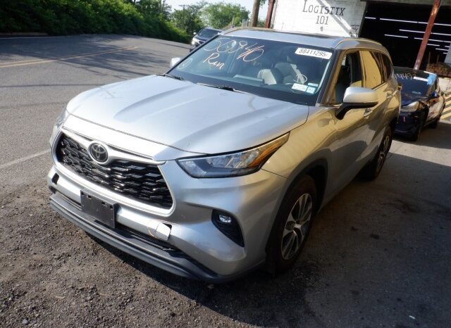 
								Salvaged Cars 2020 Toyota Highlander full									