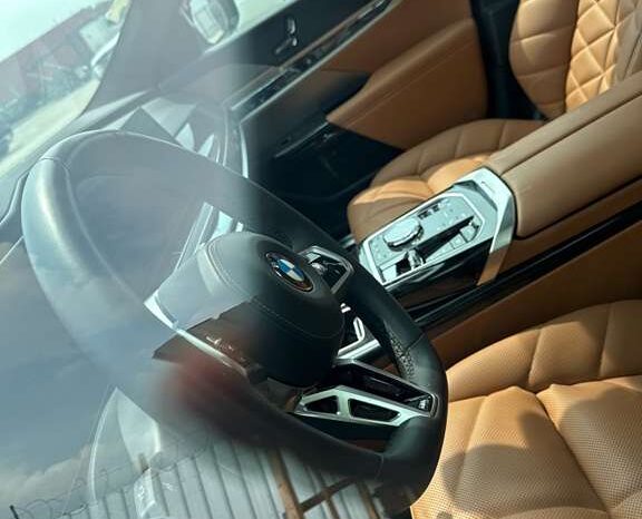 
								Salvaged Cars 2024 BMW 740i full									