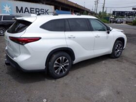 Salvaged Cars 2022 Toyota HighlanderToyota