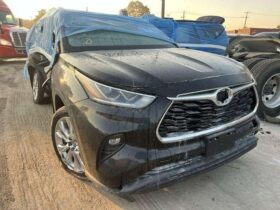 Salvaged Cars 2021 Toyota HighlanderToyota