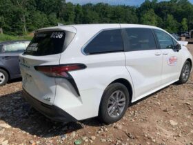 Salvaged Cars 2022 Toyota SiennaToyota