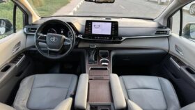 Toyota Sienna XLE Hybrid Sunroof Full Option 2022