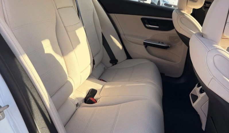 
								Mercedes-Benz C 300 2025 premium full									